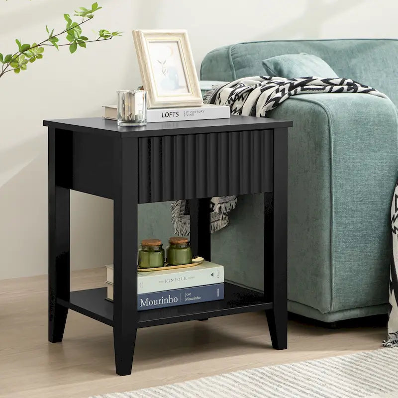 Table de chevet au design épuré, blanc pur et noir, légère et polyvalente.