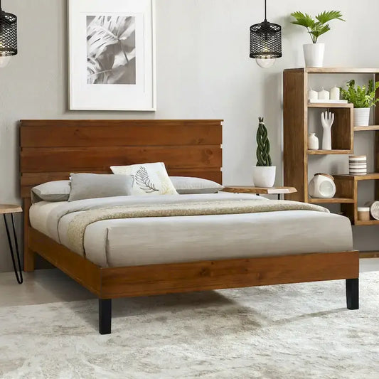 Lit plateforme en bois massif marron, format king, style moderne du milieu du siècle, avec tête de lit en trois parties.