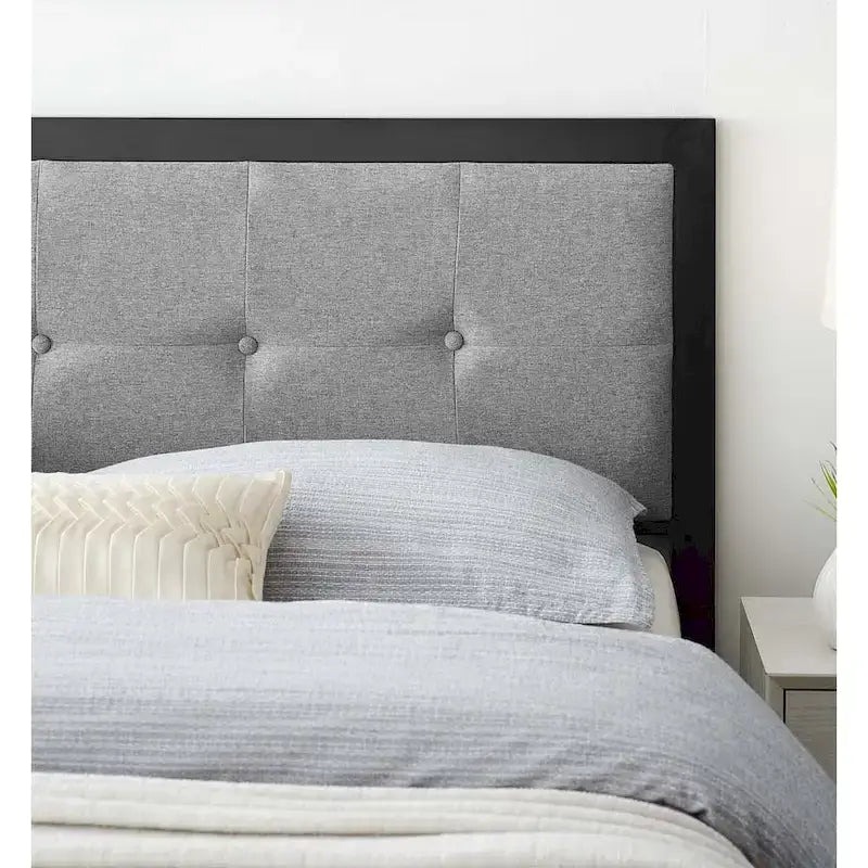 Tête de lit capitonnée en tissu gris clair Waldorf Modern, format king, en métal.