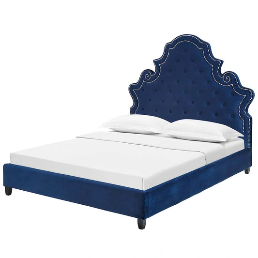 Lit plateforme Ambridge Queen Size capitonné en velours bleu avec garniture cloutée