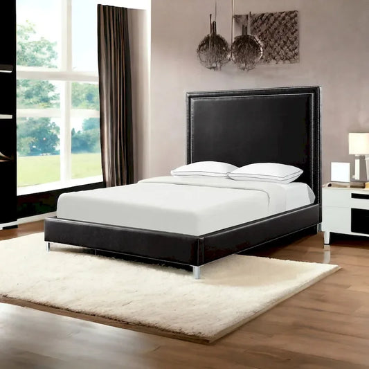 Lit Queen en bois massif noir, recouvert de similicuir et orné de clous décoratifs