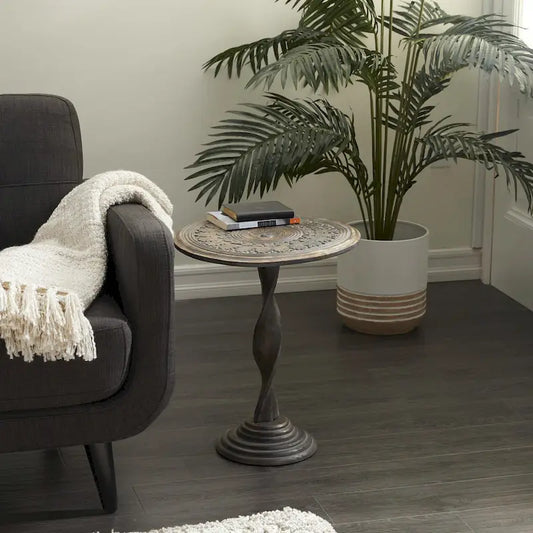 Table d'appoint en bois de manguier finement sculptée à motifs floraux, avec pied en spirale et finition gris vieilli - Brun - Roche River Decor