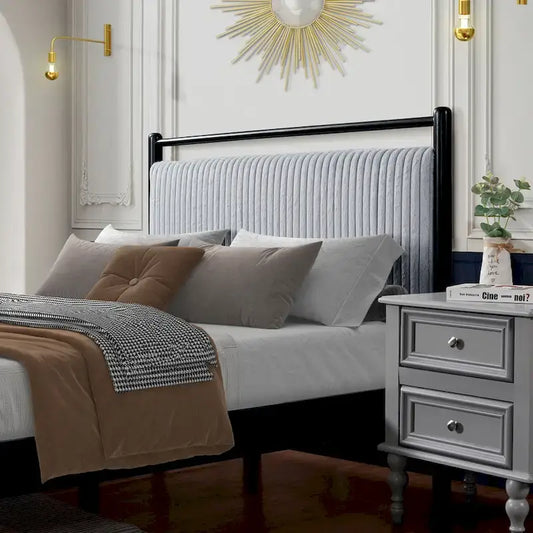 Cadre de lit plateforme en bois Christopher Knight Home, format standard, avec tête de lit moelleuse.