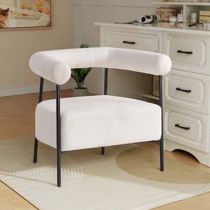 Fauteuil d'appoint moderne en tissu bouclé, avec accoudoirs incurvés et structure en métal noir.