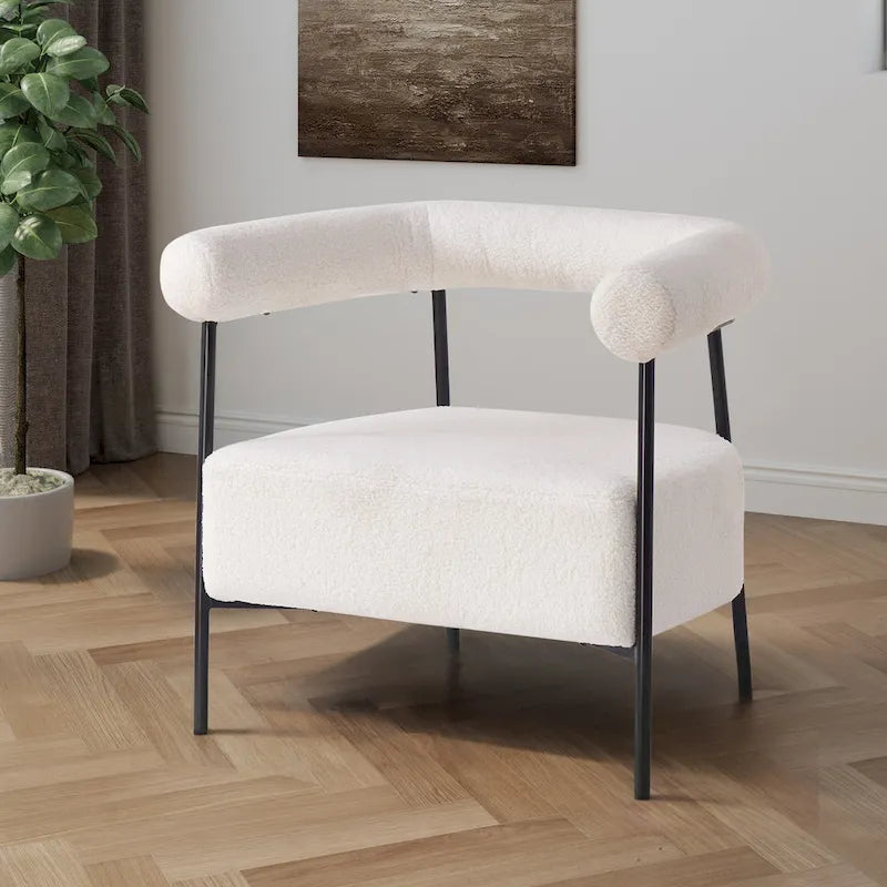 Fauteuil d'appoint moderne en tissu bouclé, avec accoudoirs incurvés et structure en métal noir.