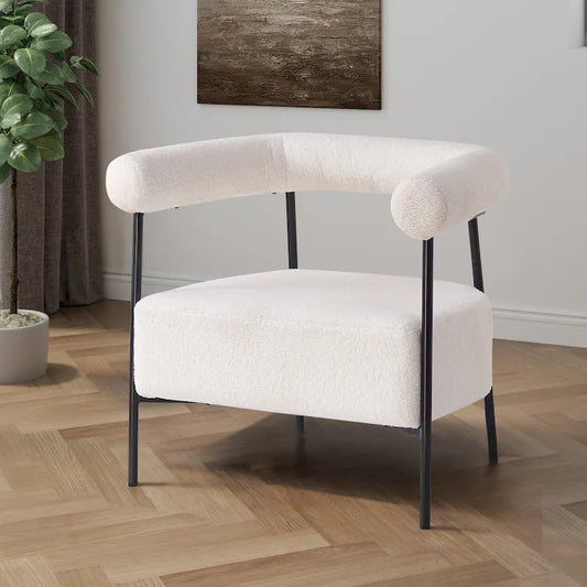 Fauteuil d'appoint moderne en tissu bouclé, avec accoudoirs incurvés et structure en métal noir.