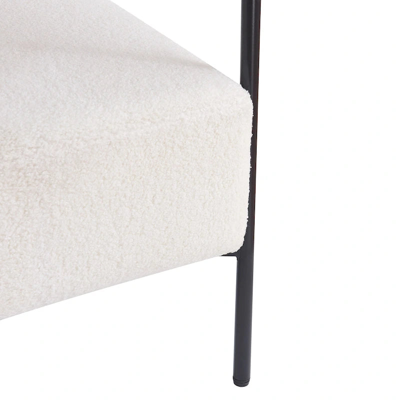 Fauteuil d'appoint moderne en tissu bouclé, avec accoudoirs incurvés et structure en métal noir.