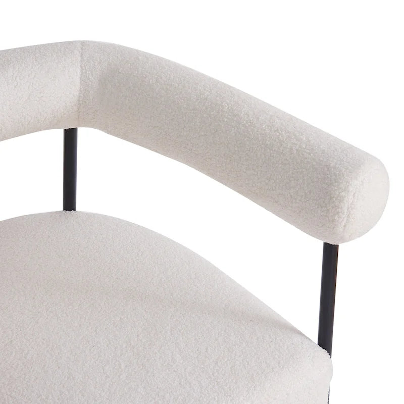 Fauteuil d'appoint moderne en tissu bouclé, avec accoudoirs incurvés et structure en métal noir.