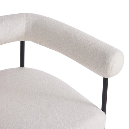 Fauteuil d'appoint moderne en tissu bouclé, avec accoudoirs incurvés et structure en métal noir.