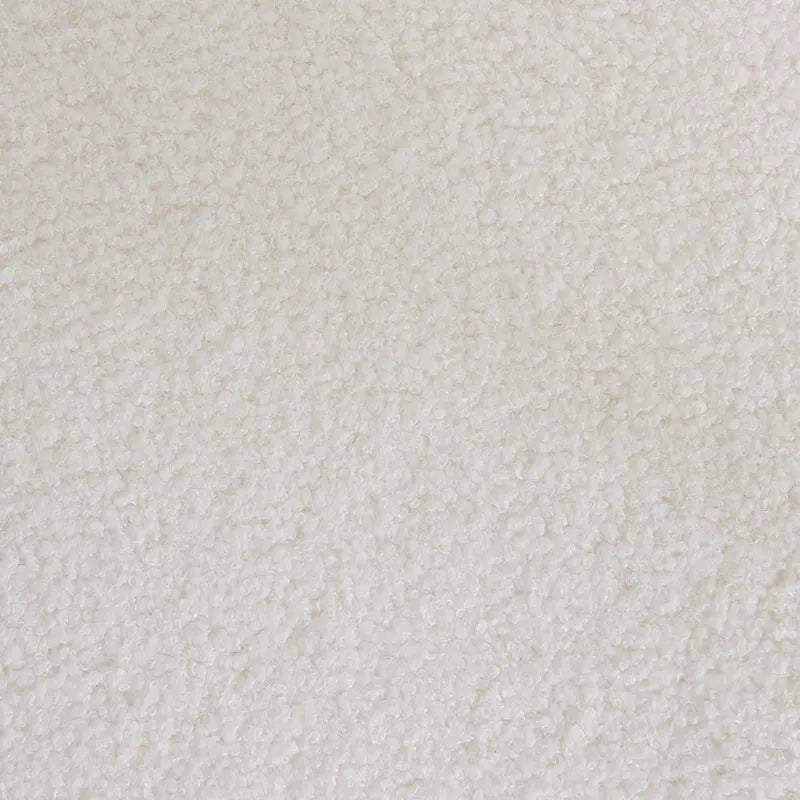 Fauteuil d'appoint moderne en tissu bouclé, avec accoudoirs incurvés et structure en métal noir.
