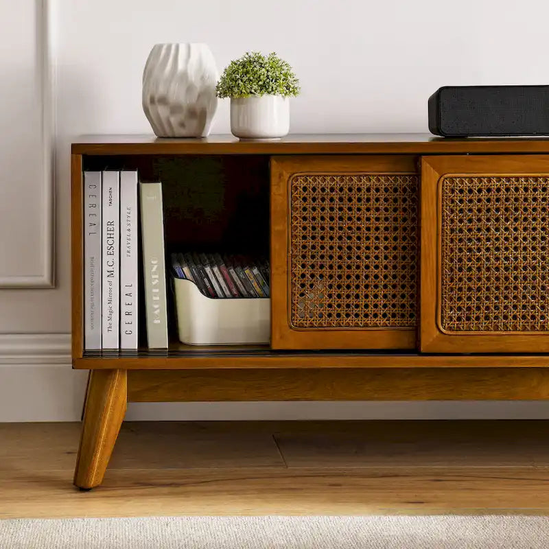 Meuble TV vintage en rotin avec 2 placards de rangement et 4 pieds en bois, idéal pour le salon, la chambre et le bureau.