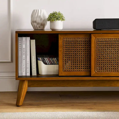 Meuble TV vintage en rotin avec 2 placards de rangement et 4 pieds en bois, idéal pour le salon, la chambre et le bureau.