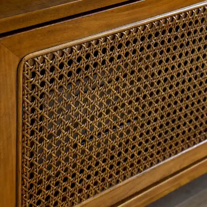 Meuble TV vintage en rotin avec 2 placards de rangement et 4 pieds en bois, idéal pour le salon, la chambre et le bureau.