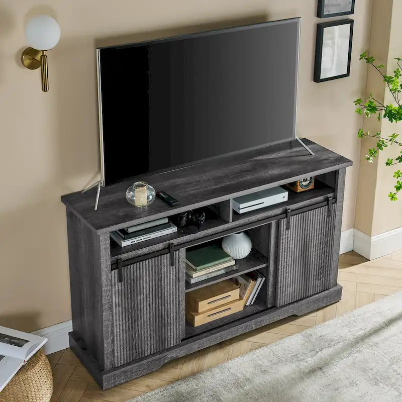 Meuble TV rustique avec portes coulissantes de style grange, étagères de rangement supérieures et inférieures et étagères réglables pour salon