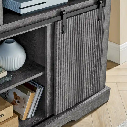 Meuble TV rustique avec portes coulissantes de style grange, étagères de rangement supérieures et inférieures et étagères réglables pour salon
