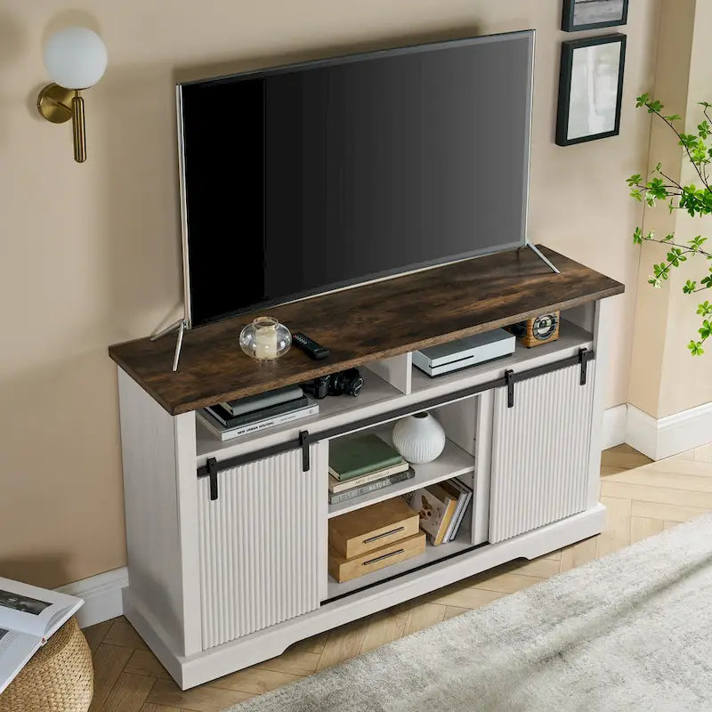 Meuble TV rustique avec portes coulissantes de style grange, étagères de rangement supérieures et inférieures et étagères réglables pour salon