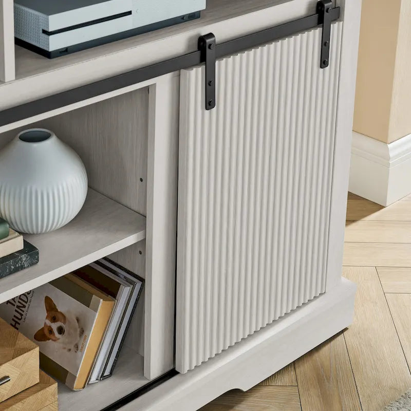 Meuble TV rustique avec portes coulissantes de style grange, étagères de rangement supérieures et inférieures et étagères réglables pour salon