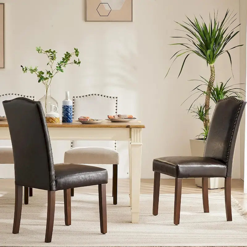 Ensemble de 2 chaises de salle à manger rembourrées en cuir marron foncé avec garniture cloutée et pieds en bois pour salle à manger