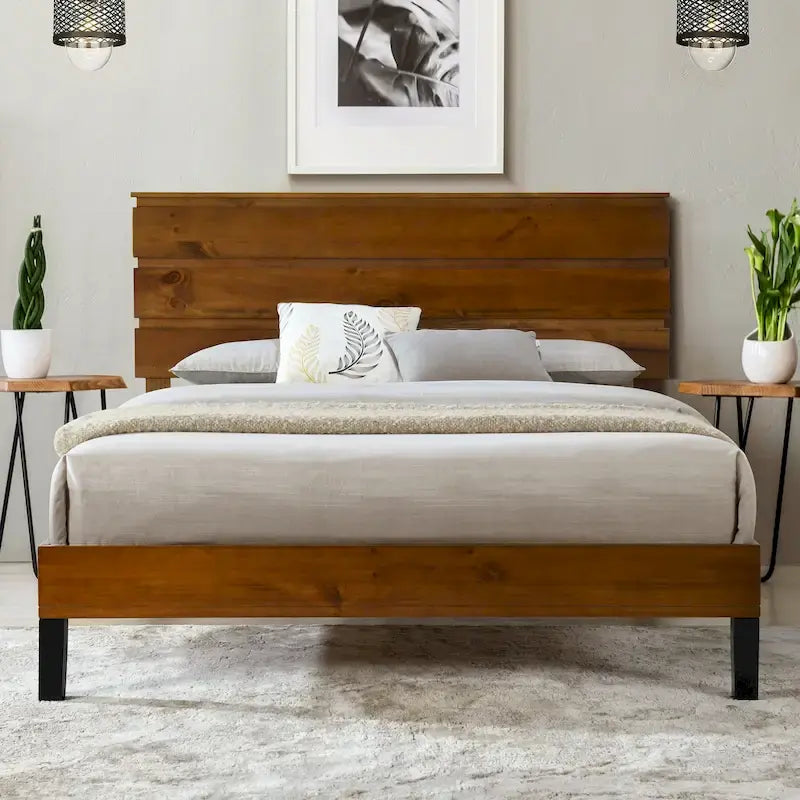 Lit plateforme en bois massif marron, format king, style moderne du milieu du siècle, avec tête de lit en trois parties.