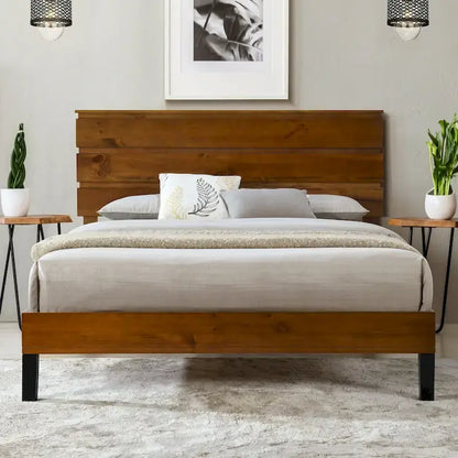 Lit plateforme en bois massif marron, format king, style moderne du milieu du siècle, avec tête de lit en trois parties.