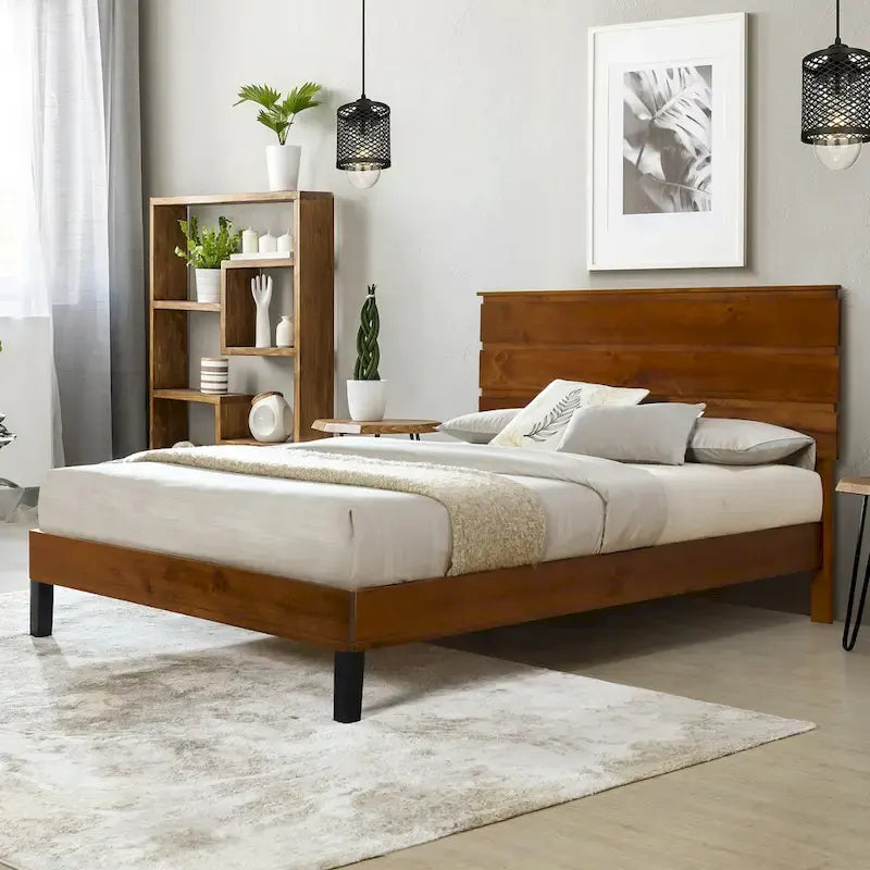 Lit plateforme en bois massif marron, format king, style moderne du milieu du siècle, avec tête de lit en trois parties.
