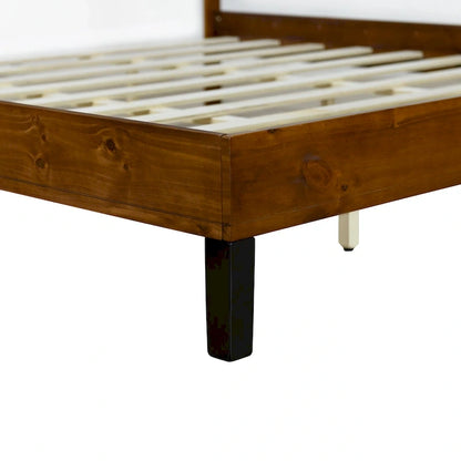 Lit plateforme en bois massif marron, format king, style moderne du milieu du siècle, avec tête de lit en trois parties.