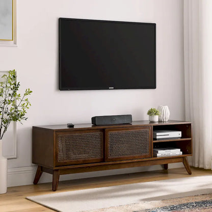 Meuble TV en noyer de 59 pouces avec étagères ouvertes et portes d'armoire en rotin pour téléviseurs jusqu'à 65 pouces.