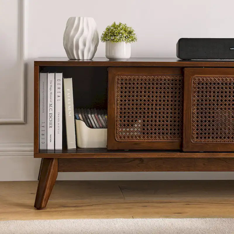 Meuble TV en noyer de 59 pouces avec étagères ouvertes et portes d'armoire en rotin pour téléviseurs jusqu'à 65 pouces.