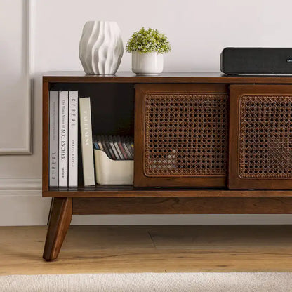 Meuble TV en noyer de 59 pouces avec étagères ouvertes et portes d'armoire en rotin pour téléviseurs jusqu'à 65 pouces.