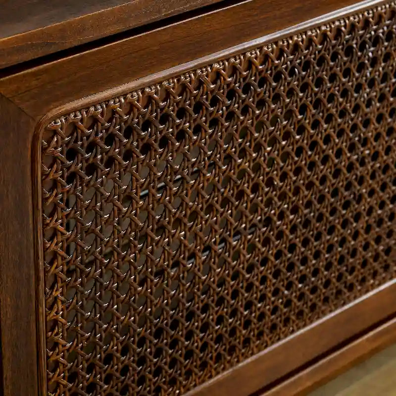 Meuble TV en noyer de 59 pouces avec étagères ouvertes et portes d'armoire en rotin pour téléviseurs jusqu'à 65 pouces.