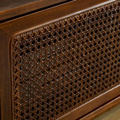 Meuble TV en noyer de 59 pouces avec étagères ouvertes et portes d'armoire en rotin pour téléviseurs jusqu'à 65 pouces.
