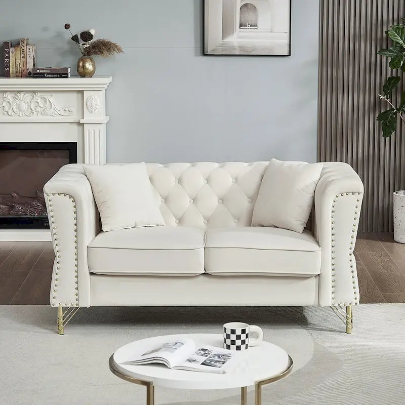 Canapé 2 places en velours beige 60,2 cm avec pieds en métal, 2 coussins, garniture cloutée, structure en bois massif et rembourrage en mousse