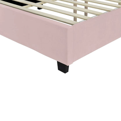 Lit plateforme moderne recouvert de velours avec grande tête de lit