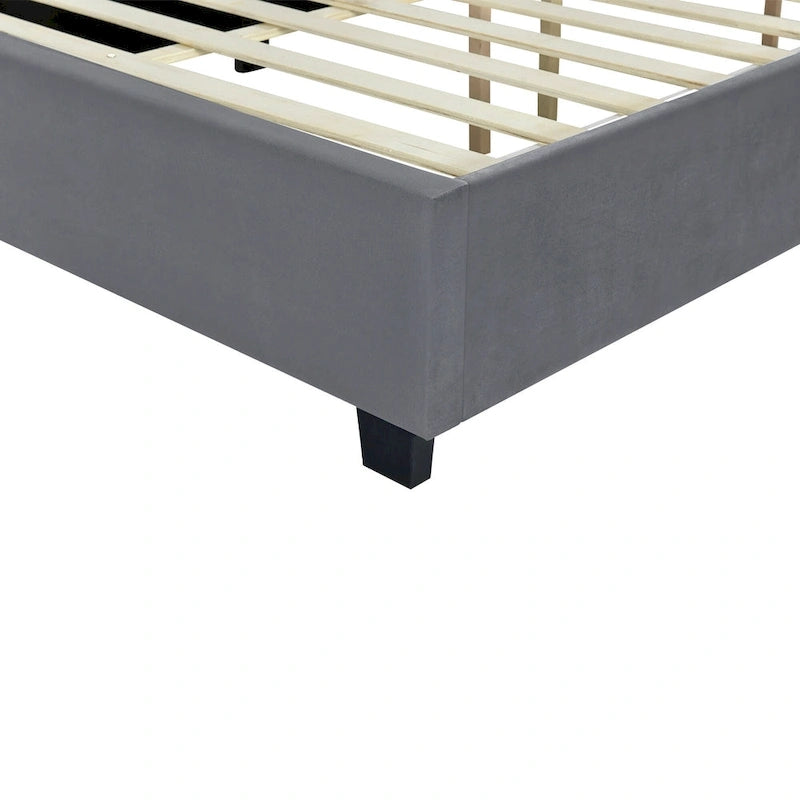 Lit plateforme moderne recouvert de velours avec grande tête de lit