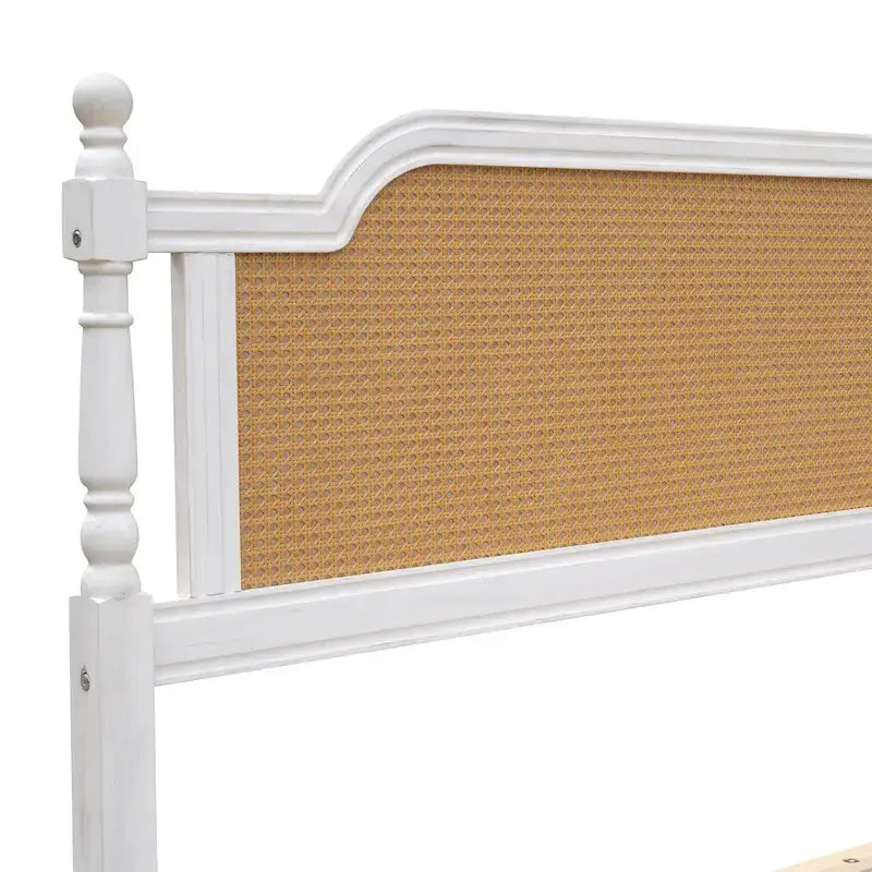 Lit plateforme traditionnel King Size avec tête et pied de lit en rotin