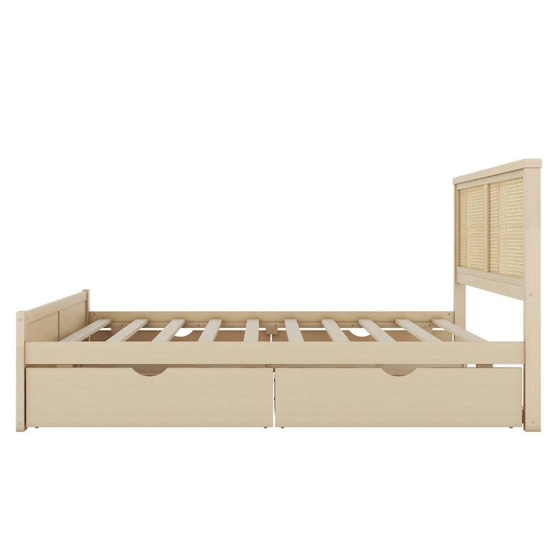 Lit coffre antique en bois naturel, format queen, avec 4 tiroirs et tête de lit en rotin.