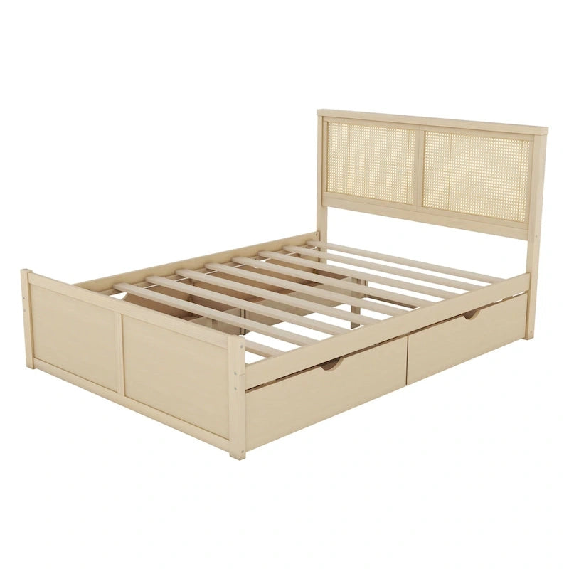 Lit coffre antique en bois naturel, format queen, avec 4 tiroirs et tête de lit en rotin.