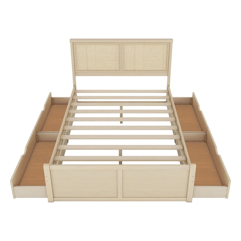 Lit coffre antique en bois naturel, format queen, avec 4 tiroirs et tête de lit en rotin.