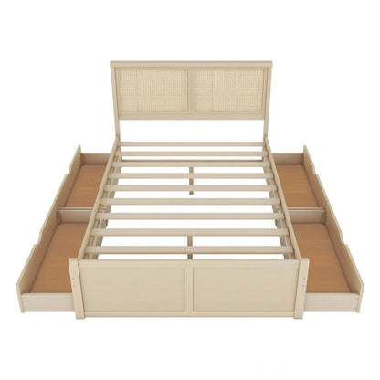 Lit coffre antique en bois naturel, format queen, avec 4 tiroirs et tête de lit en rotin.