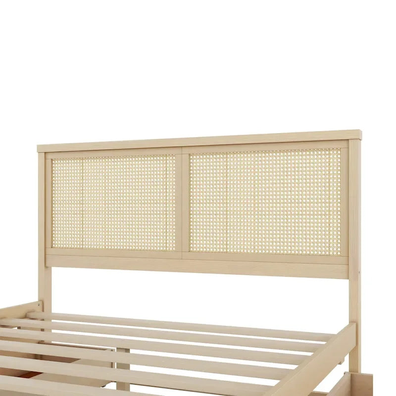 Lit coffre antique en bois naturel, format queen, avec 4 tiroirs et tête de lit en rotin.