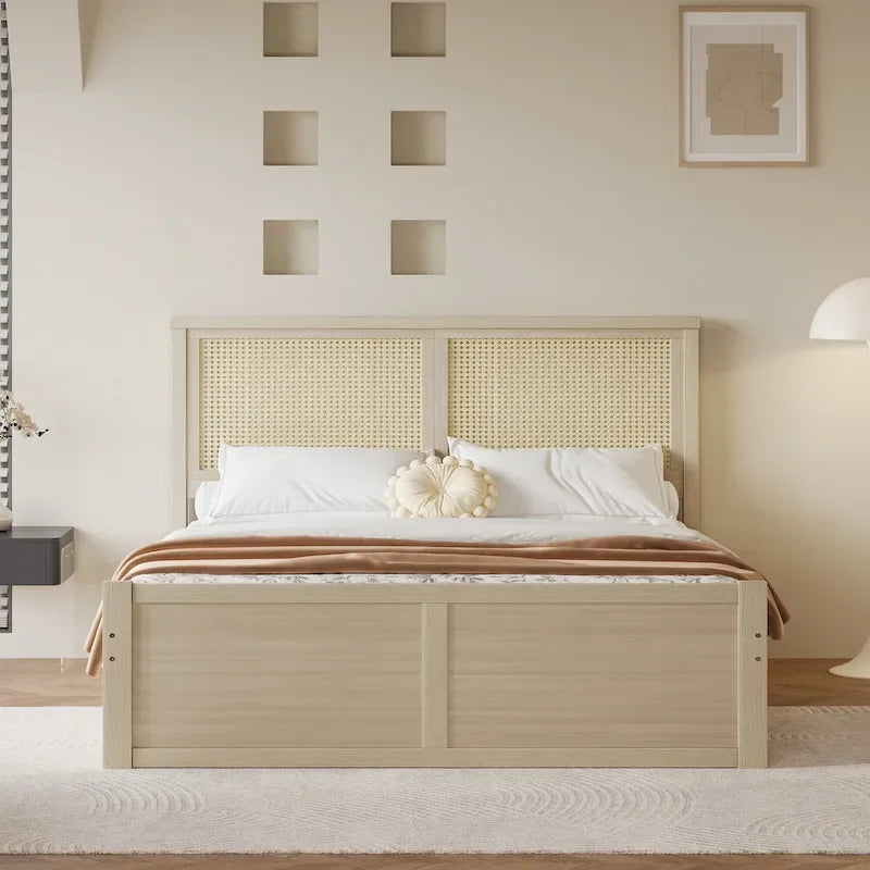 Lit plateforme de rangement en bois naturel antique, 4 tiroirs et tête de lit en rotin.