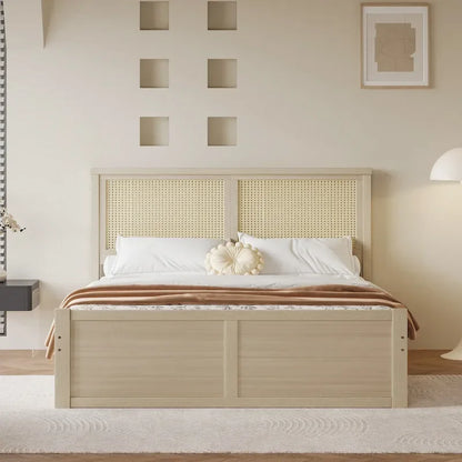 Lit plateforme de rangement en bois naturel antique, 4 tiroirs et tête de lit en rotin.