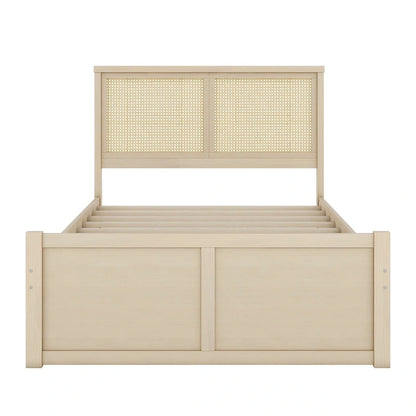 Lit plateforme de rangement en bois naturel antique, 4 tiroirs et tête de lit en rotin.