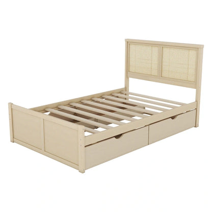 Lit plateforme de rangement en bois naturel antique, 4 tiroirs et tête de lit en rotin.