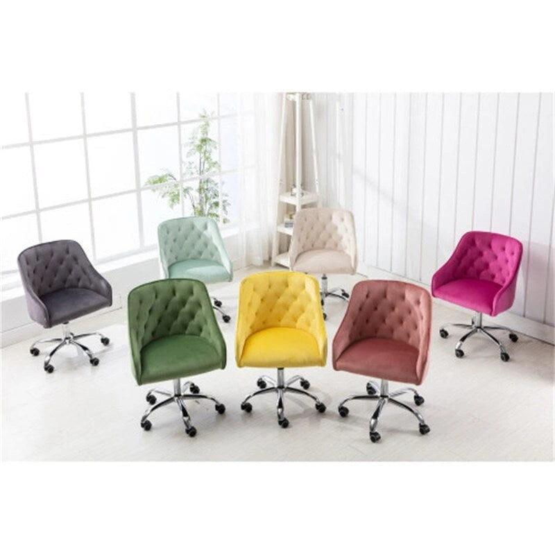 Chaise de bureau moderne en velours, réglable en hauteur, dossier mi-haut, pieds argentés.