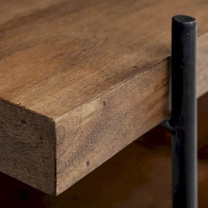 Table d'appoint/de chevet Maddox en bois massif brun moyen avec structure en métal noir, en forme de C
