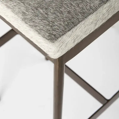 Tabouret de bar Millie, assise en cuir véritable noir et structure en métal nickelé