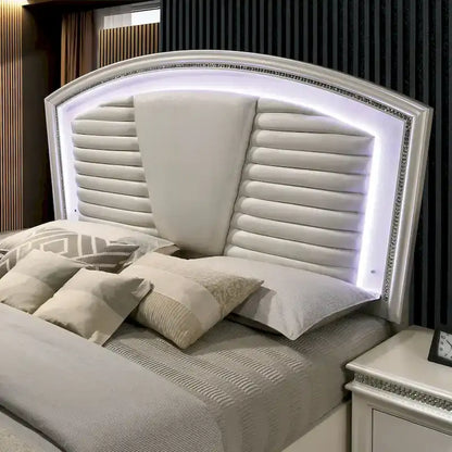 Ensemble lit plateforme 3 pièces Xian Glam en bois massif blanc avec table de chevet et commode et éclairage LED, par Furniture of America