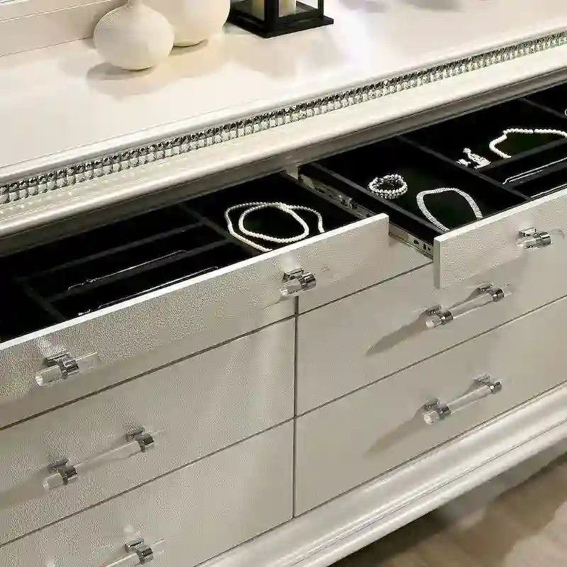 Ensemble lit plateforme 3 pièces Xian Glam en bois massif blanc avec table de chevet et commode et éclairage LED, par Furniture of America