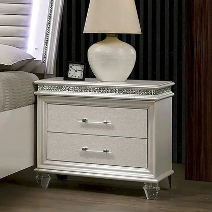 Ensemble lit plateforme 3 pièces Xian Glam en bois massif blanc avec table de chevet et commode et éclairage LED, par Furniture of America